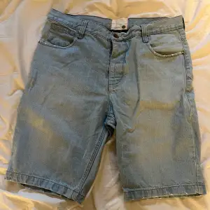 Lite längre jeans shorts passar S