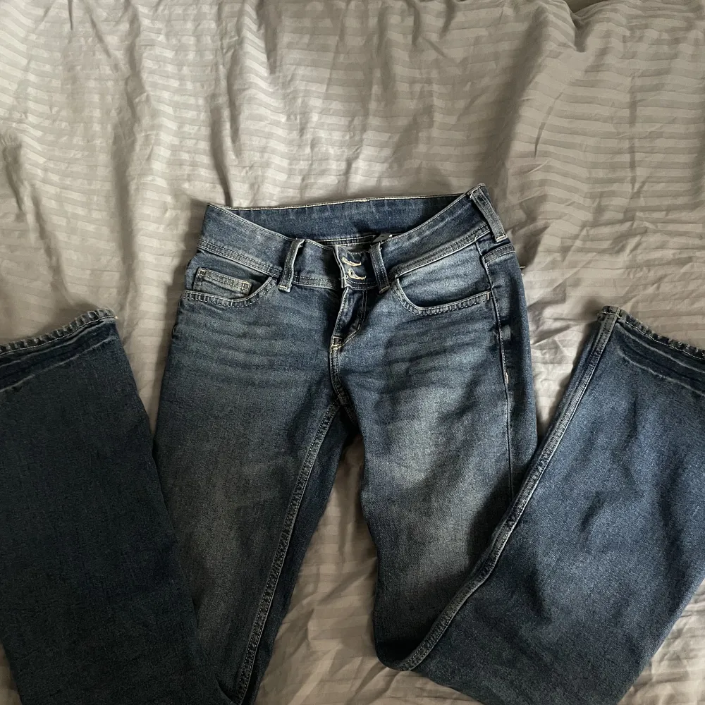 Low waist hm jeans som är slutsålda. Säljer pga att dem inte kommer till användning🥰. Jeans & Byxor.