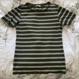 Ribbad t-shirt - Olivgrön randig ribbad t-shirt från Cubus i strl. Xs 🤍