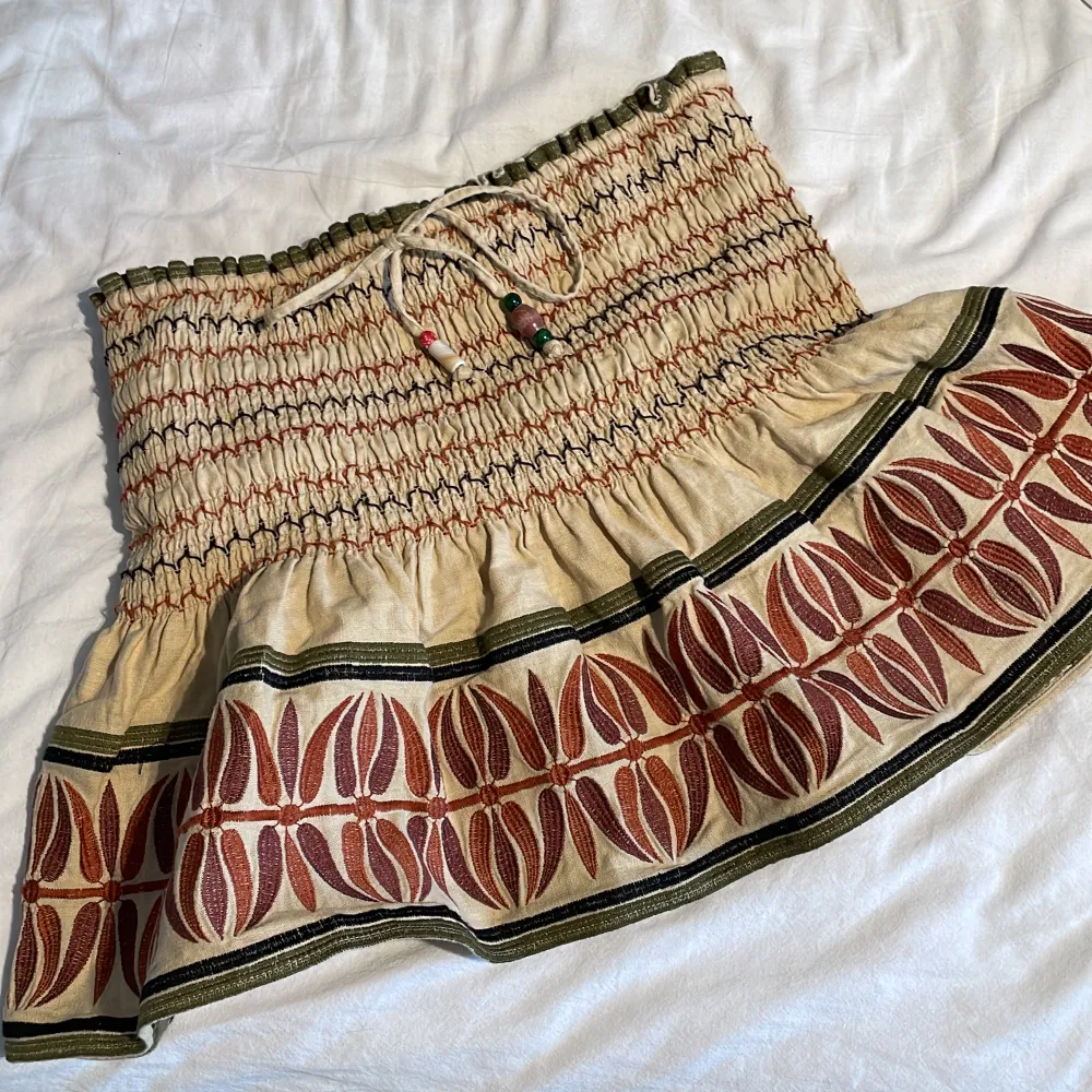 Säljer dena fina zara kjol då den inte kommer till användning. Köpte för 300 priset kan diskuteras! 🩷. Kjolar.
