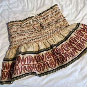 Säljer dena fina zara kjol då den inte kommer till användning. Köpte för 300 priset kan diskuteras! 🩷