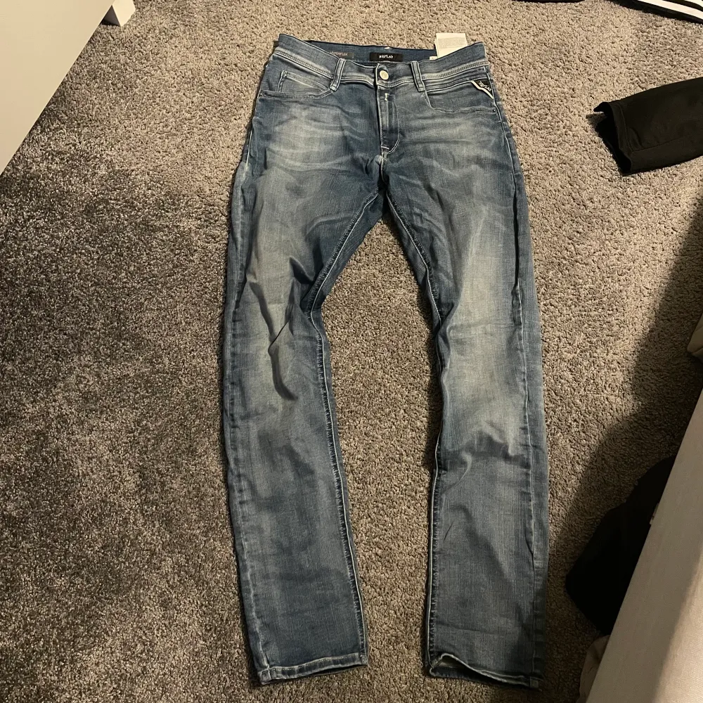 Säljer mina Replay jeans då dom inte passar längre.  Det är köpta på KidsBrandStore för något år sedan för drygt 900kr  Storlek 14A/158cm  Kan mötas upp eller frakta ( står ej för frakten)  Pris kan diskuteras vid snabb affär. . Jeans & Byxor.