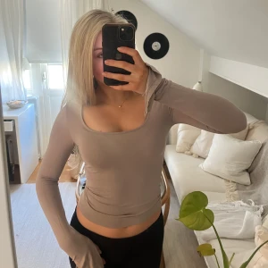 Långärmad tröja - Långärmad tröja från Gina Tricot i en beige/grå färg. Köpt nyligen men aldrig använt, endast tvättad. Orginal pris: 200. Köpare står för frakten!