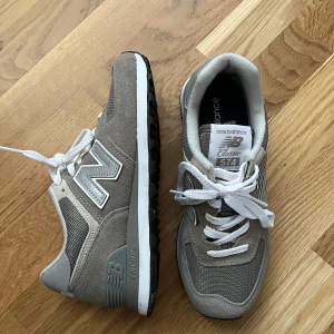 New balance 574 - New balance 574 i nyskick, använda ca 2 gånger Storlek 37,5 Nypris: 1250