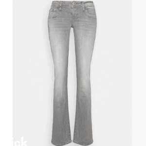 Säljer mina lågmidjade grå ltb bootcut jeans i storlek 28/34. De är helt slutsålda överallt och dessa är i nyskick 💕💕Om fler intresserade blir det budgivning! Passar någon som har 36-38 och är minst 165 lång. De sitter sjukt snyggt över rumpan och midjan!