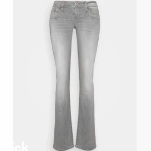 LTB lowwaist jeans  - Säljer mina lågmidjade grå ltb bootcut jeans i storlek 28/34. De är helt slutsålda överallt och dessa är i nyskick 💕💕Om fler intresserade blir det budgivning! Passar någon som har 36-38 och är minst 165 lång. De sitter sjukt snyggt över rumpan och midjan!