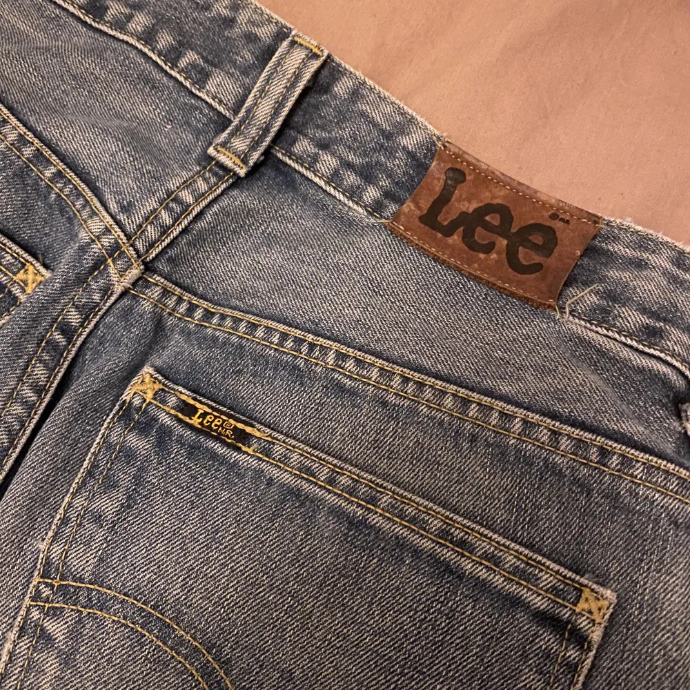 skit coola och snygga lågmidjade butcut jeans ifrån Lee🔥använda fåtal gånger. . Jeans & Byxor.