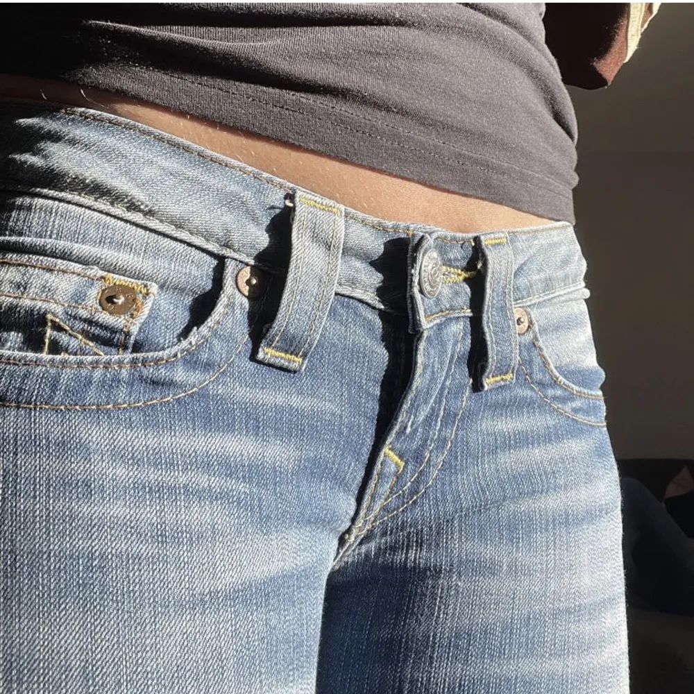 Jätte snygga riktiga true religion jeans i super bra skick. Midjemåttet är 72,5 cm runt om och innerbenslängden är 65 cm ungefär❤️(bilderna är lånade från hon jag köpte de från ). Jeans & Byxor.