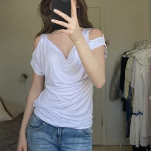 Vit topp - Vit topp med silvriga stenar på axlarna, perfekt till fest och till vardags. Säljer då den inte kommer till användning🫶🏼