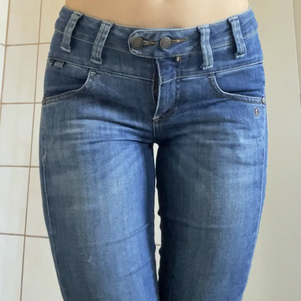 Blå jeans från Object. Bra skick. Storlek: 27/32. . Jeans & Byxor.