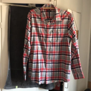 Erla of Sweden flanell - Säljer denna fina flanellskjorta från Erla of Sweden då jag inte får användning för den. Skick 10/10 helt oanvänd lapp från butik sitter kvar. Nypris 300kr.