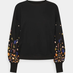 Blommig tröja - Tröja från Only. Endast testad, aldrig använd. Lite kortare i modellen men ingen magtröja. Nypris är 300-400 för den.