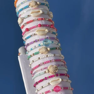 Armband - Somriga armband med justerbar storlek!!🌺köp 4 och få en på köpet! Instagram: StockholmBeads