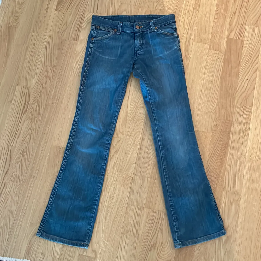 Säljer dessa fina flare bootcut Low waist jeansen från Weangler i storlek 26/32!! Tyvärr för korta och små för mig som är 170💖. Jeans & Byxor.
