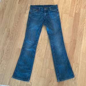 Säljer dessa fina flare bootcut Low waist jeansen från Weangler i storlek 26/32!! Tyvärr för korta och små för mig som är 170💖