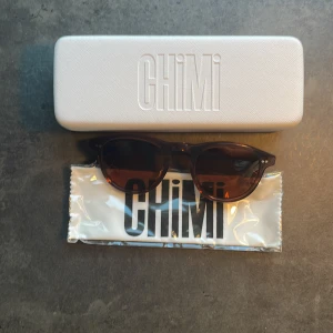 Chimi 002 - Chimisolglasögon i modellen 002. Väldigt bra skick, som nya i princip. Box och putsduk medföljer. Skulle du vilja ha fler bilder eller om du har en fråga är det bara att slå iväg ett meddelande.