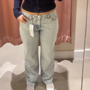 low waist jeans ljusblåa - ljusblåa low waist jeans från gina, använda fåtal gånger nästan nyskick. kommer inte till användning!💕