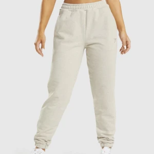 Gymshark sweats - Säljer mina mjukisbyxor, på grund av att jag aldrig använder dem! Aldrig använda, endast testade🌸 Modell: rest day joggers Storlek: S Ordinarie pris: 549 
