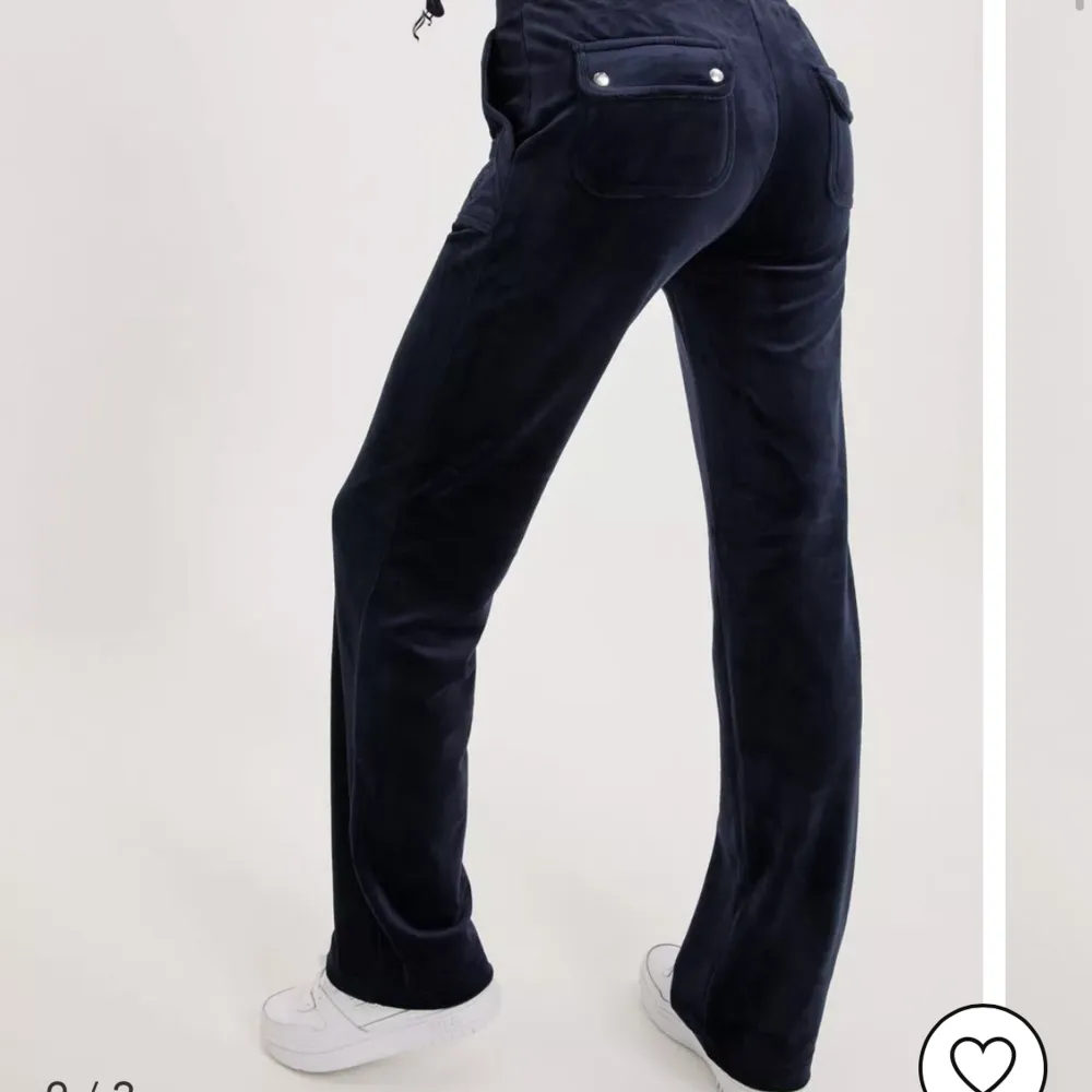 Säljer mina mörkblåa juciy byxor. Går ej ner i pris då dem redan är billiga. Hör av dig vid frågor så svarar jag mer än gärna❤️❤️. Jeans & Byxor.