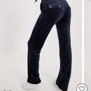 Säljer mina mörkblåa juciy byxor. Går ej ner i pris då dem redan är billiga. Hör av dig vid frågor så svarar jag mer än gärna❤️❤️