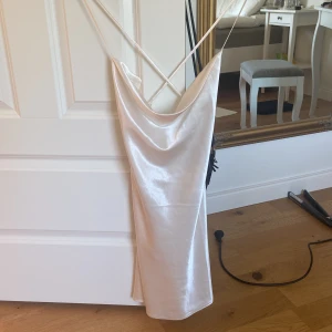 klänning - jättefin klänning som passar perfekt till sommaren! säljer för att den är för stor på mig, den har ganska öppen rygg och sitter lite högre upp än till knäna❤️