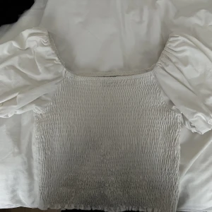 Vit topp  - En söt sommartopp i storlek M🤍95kr inkl frakt