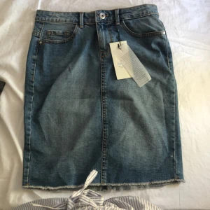 Jesnskjol - Helt oanvänd jeansskjol <3 prislapp finns kvar. Liten slit i bak. Man får superfina höfter och rumpa i den! 🦋💙