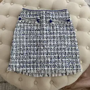 Kort tweed kjol instiftelse 32 från hm. Aldrig använd, inga skavanker. Höj midja och figurnära.