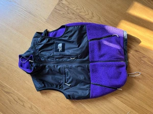 North Face Vest  - Storlek large. Riktigt fet men tyvärr inte min stil längre. Pris kan diskuteras vid en snabb affär