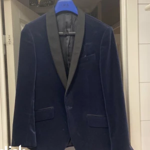 Kavaj i sammet - PRISSÄNKT! Midnattsblå smokingkavaj i sammet från Cavaliere. Nypris ca 5500 kr. Använt 3 gånger. Inga defekter