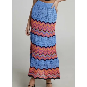 Zara kjol - Mönstrad kjol från Zara. Kan vara både hög och lådmidjad beroende på hur man vill bära den😊