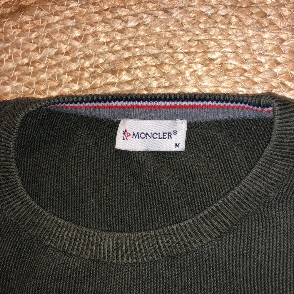 Äkta tröja från Moncler, Ganska använd men inte så sliten🌴. Stickat.