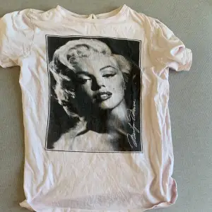 Säljer alla tre ihop för ett bra pris Storleken för Marilyn Monroe tröjan XS Linne- M- liten storlek  Svart T-shirt- S 