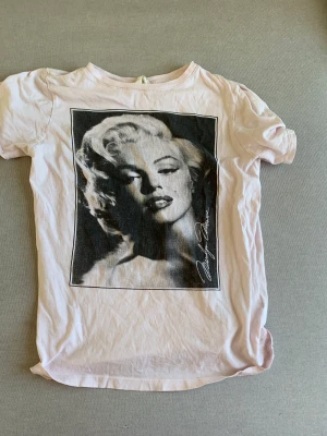 Tre plagg för 50 kr  - Säljer alla tre ihop för ett bra pris Storleken för Marilyn Monroe tröjan XS Linne- M- liten storlek  Svart T-shirt- S 