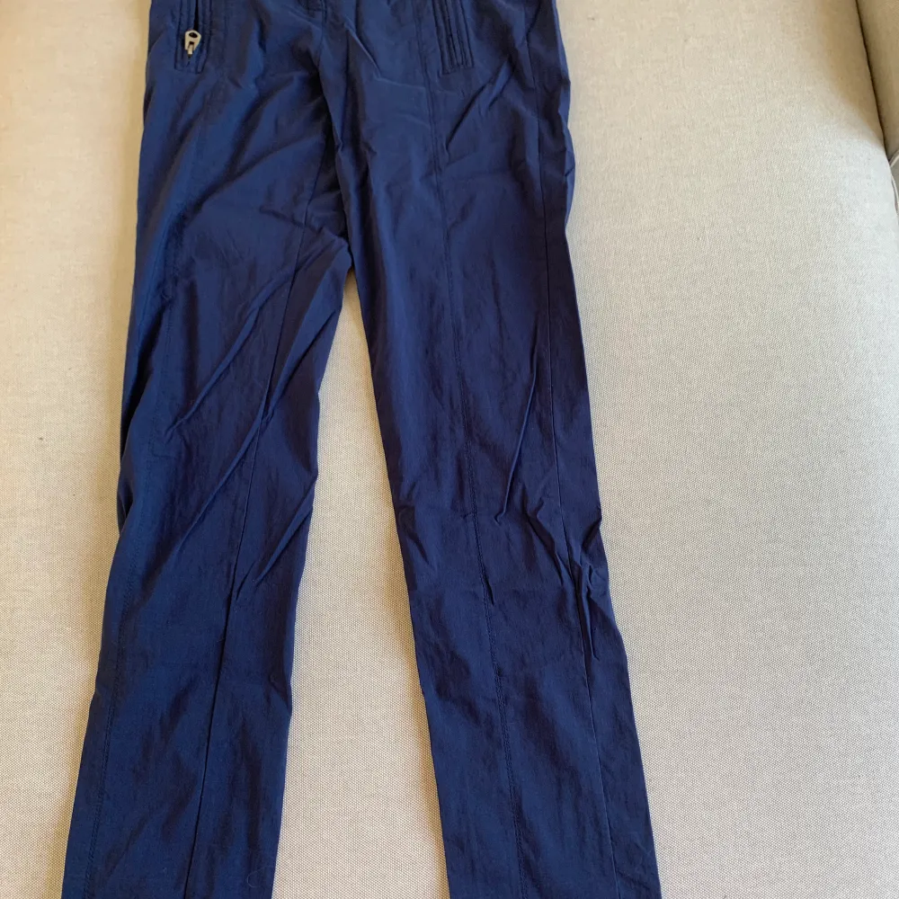 Mörkblå byxor som är väldigt fina och nästintill oanvända. . Jeans & Byxor.