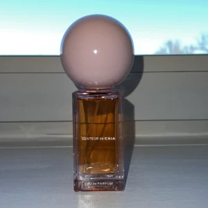 CAIA PARFYM - Säljer min fina CAIA parfym 🫶🏽 Toppnoter: Mandarin, citrus och svarta vinbär Hjärtnoter: Apelsinblomma, jasmin och vita blommor Basnoter: Patchouli, vanilj och mysk  Endast testat den!! 💞  Ord. pris: 595kr. 