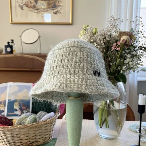 Virkad fiskarhatt - Grön hatt med svart logga. Superfin och kommer att passa jättebra i sommar!<3