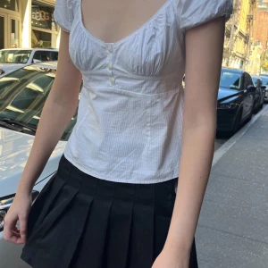 brandy melville blair top 🤍 - Nästan helt oanvänd blus från brandy melville,, är köpt för nästan två år sedan men är fortfarande i väldigt bra skick. Storleken är onesize och ska passa xs/s. Frakt kostar 29 kr. (Ser skrynklig ut för att den ej har använts på ca två år) 