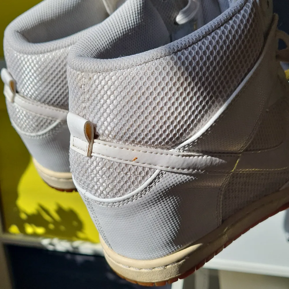 White Nike wedge sneakers, size 41, worn a few times now just sitting in the closet, in good condition. Skor.
