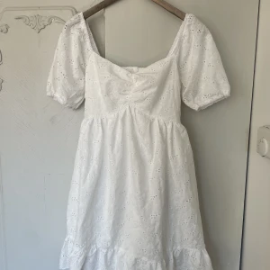 Vit klänning  - Denna klänning är jättefin och aldrig använd. Passar perfekt till studenten, midsommar eller konfirmation. 