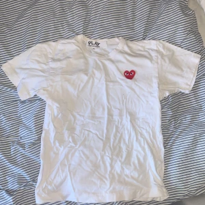 Comme des garcons t-Shirt  - Liten tröja passar för både killar och tjejer, knappt använd 