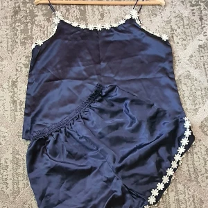 Pyjama i 2delar - Pyjama I 2delar från Shein, storlek m. Ny utan prislapp, aldrig använd. 