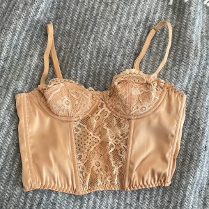 Korsett från Urban Outfitters - Korsett från Urban Outfitters, aldrig använd! Storlek XS💖 Köpare står för frakten. Nypris 450kr. 