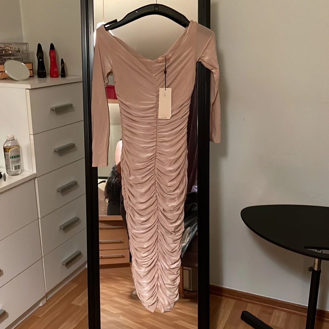 Beige fodralklänning