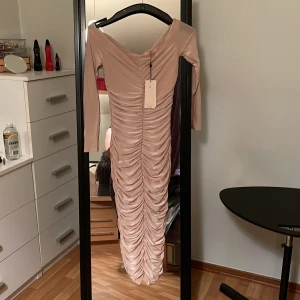 Beige fodralklänning - En helt ny klänning från Asos. Storlek 34. Själs på grund av glömt skicka tillbaka. Nypris: 437kr. 