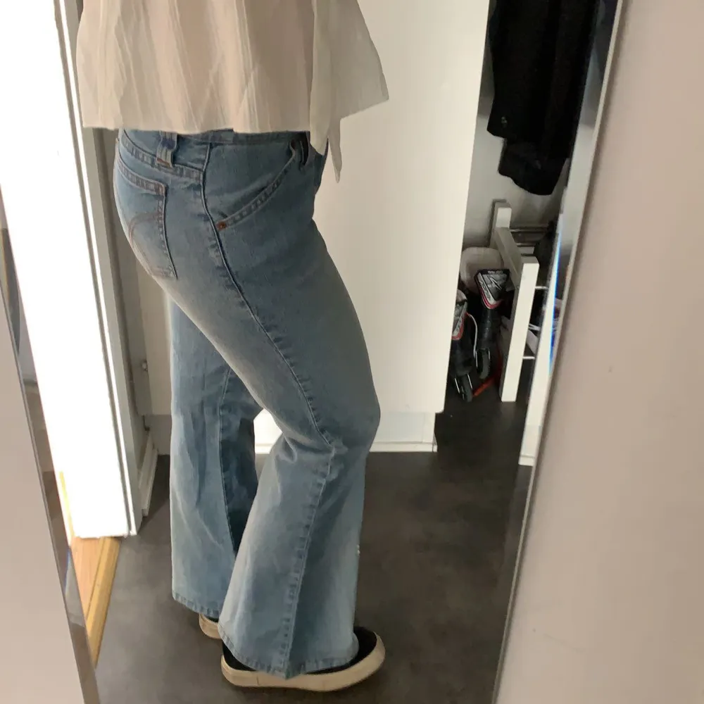 Säljer mina supersnygga lågmidjade bootcut jeans då de blivit för små i midjan😅 Jag är 1,63 lång! Midjemått: cirka 75 tror jag! Är en storlek S iaf!! . Jeans & Byxor.