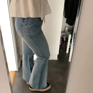 Säljer mina supersnygga lågmidjade bootcut jeans då de blivit för små i midjan😅 Jag är 1,63 lång! Midjemått: cirka 75 tror jag! Är en storlek S iaf!! 