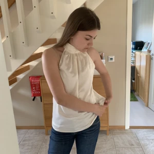 Vit halternecklinne - Superfin halterneck topp av silkes liknande material💕Bild 2 är på en liknade modell❤️