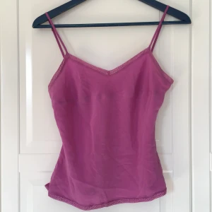 Superfint linne - Tyvärr har jag inte använt det så mycket🥲fint skick förutom en mini fläck (kan skicka bild). Osäker på om jag vill sälja därför lite dyrare