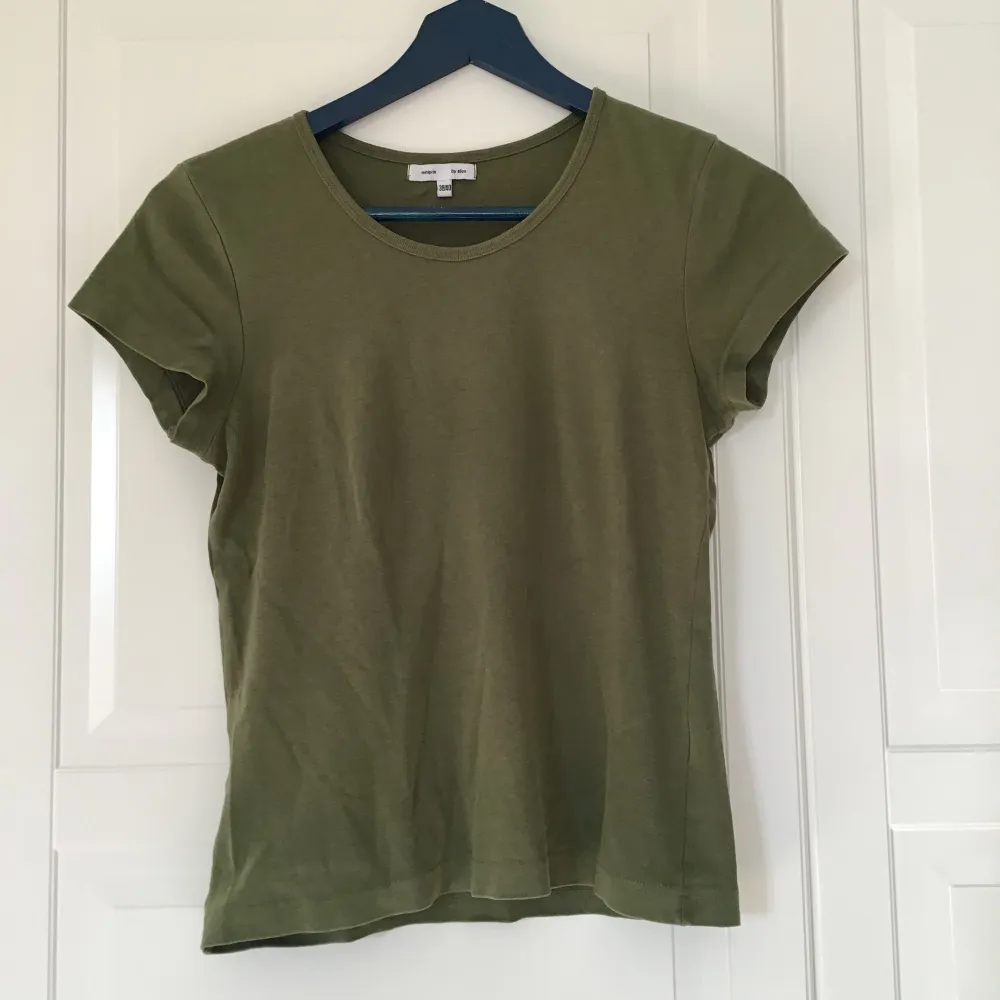 Grön T-shirt i tjockare material⭐️superfin oliv färg💗. T-shirts.